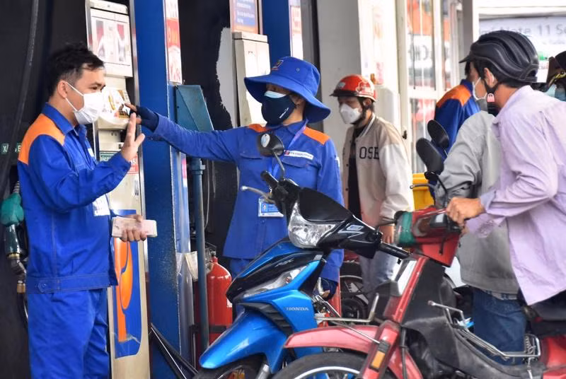 Giá xăng dầu đồng loạt giảm từ chiều nay.