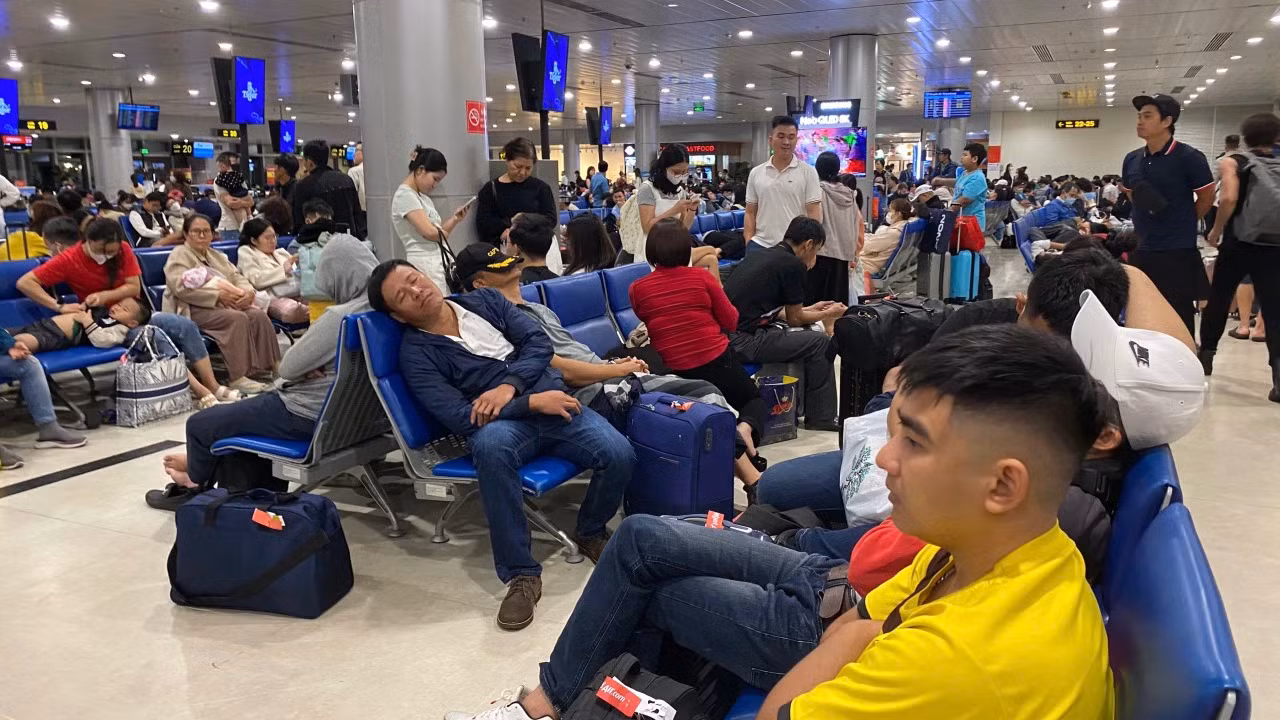 Tình trạng hành khách chờ đợi quá lâu do chuyến bay trễ chuyến tại sân bay Tân Sơn Nhất.