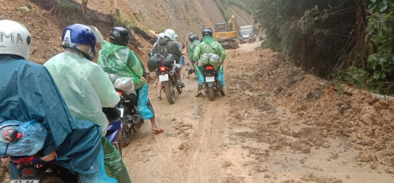 Mưa lớn gây sạt lở, ùn tắc đường tại Hà Giang.