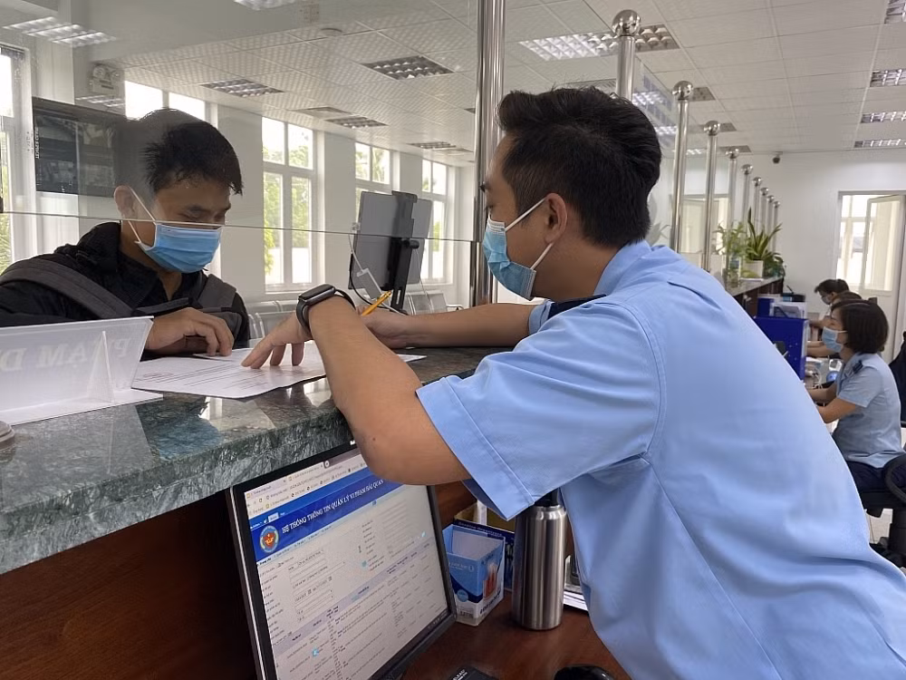 Danh nghiệp nộp thừa tiền thuế có thể gửi văn bản tới cơ quan hải quan để nhận lại. Danh nghiệp nộp thừa tiền thuế có thể gửi văn bản tới cơ quan hải quan để nhận lại.