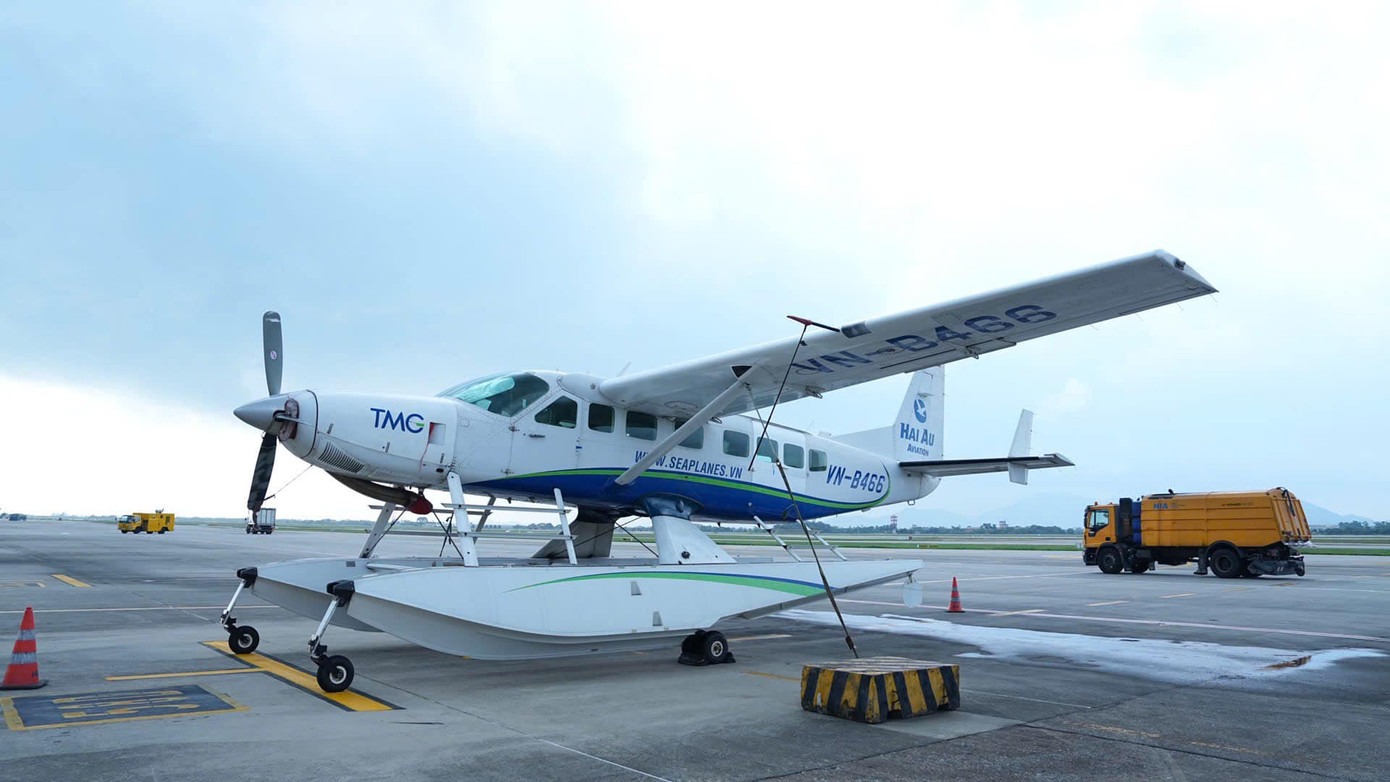 Một máy bay được chằng néo từ sớm bằng hai khối bê tông. Ảnh: NIA. Một máy bay được chằng néo từ sớm bằng hai khối bê tông. Ảnh: NIA.