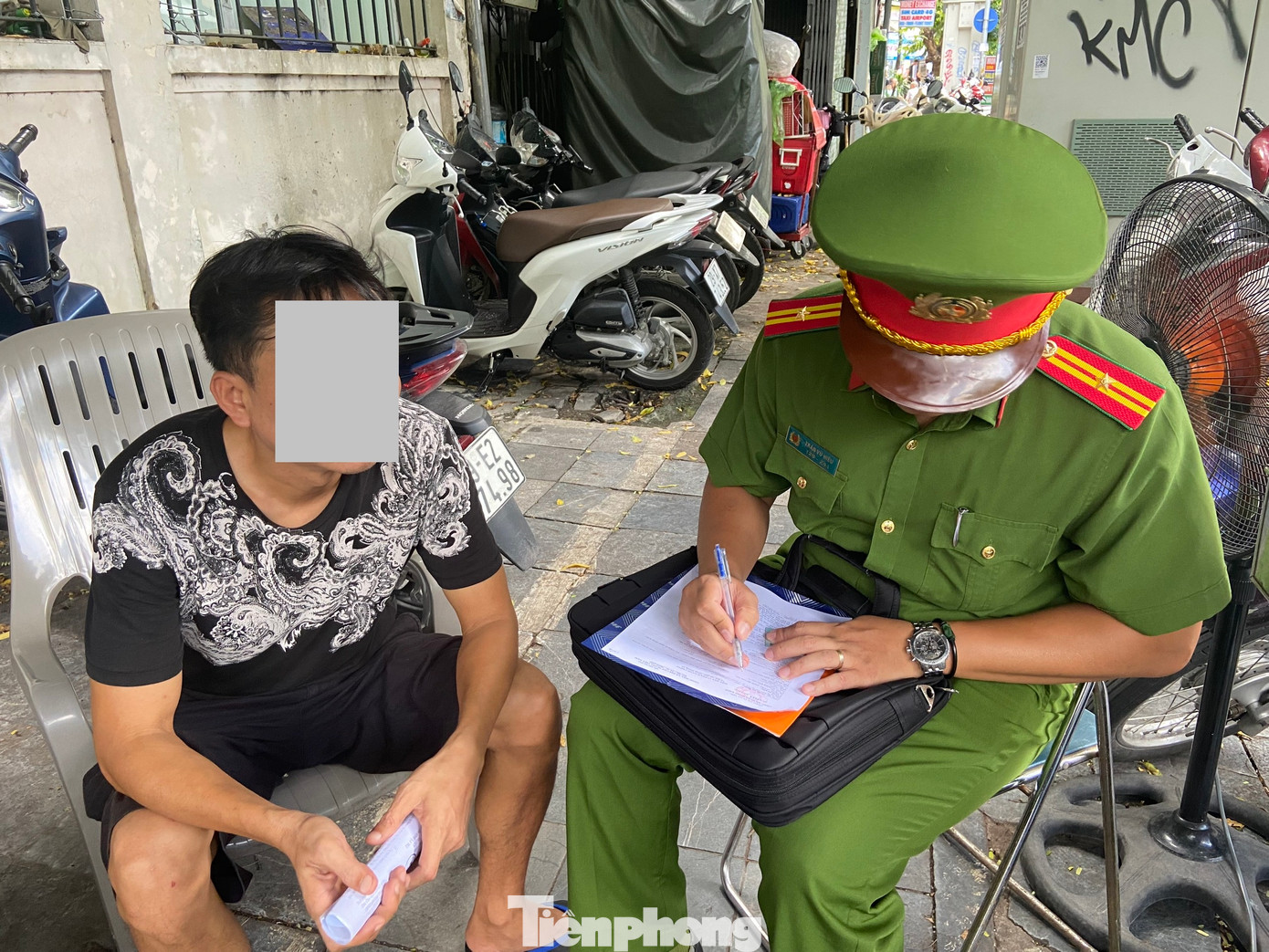 Sau phản ánh của Tiền Phong, Công an quận Hoàn Kiếm tiến hành lập biên bản xử phạt.