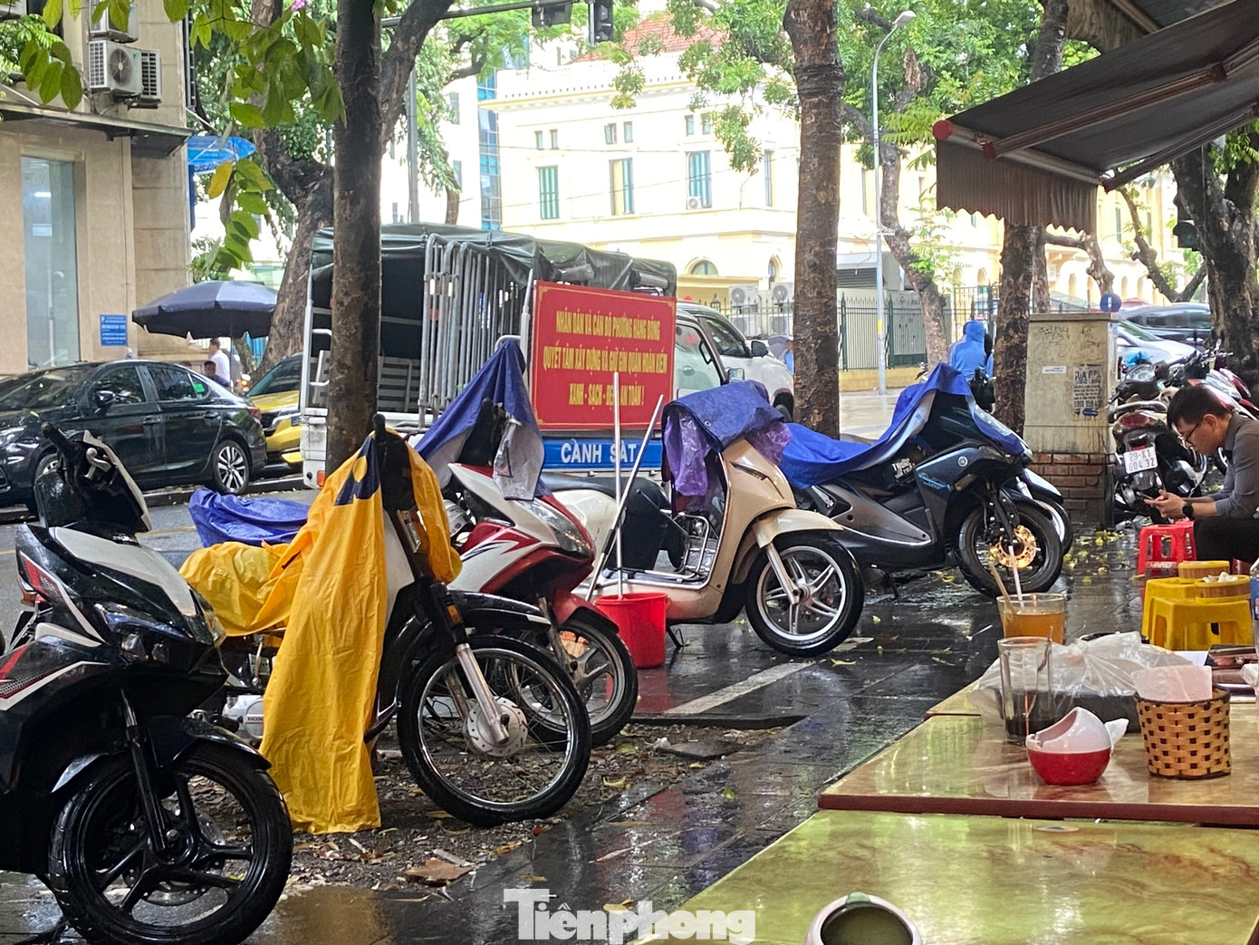 PV Tiền Phong ghi nhận cảnh xe trật tự của công an phường Hàng Bông đi qua nhưng không xử lý xe máy đỗ sai phép.