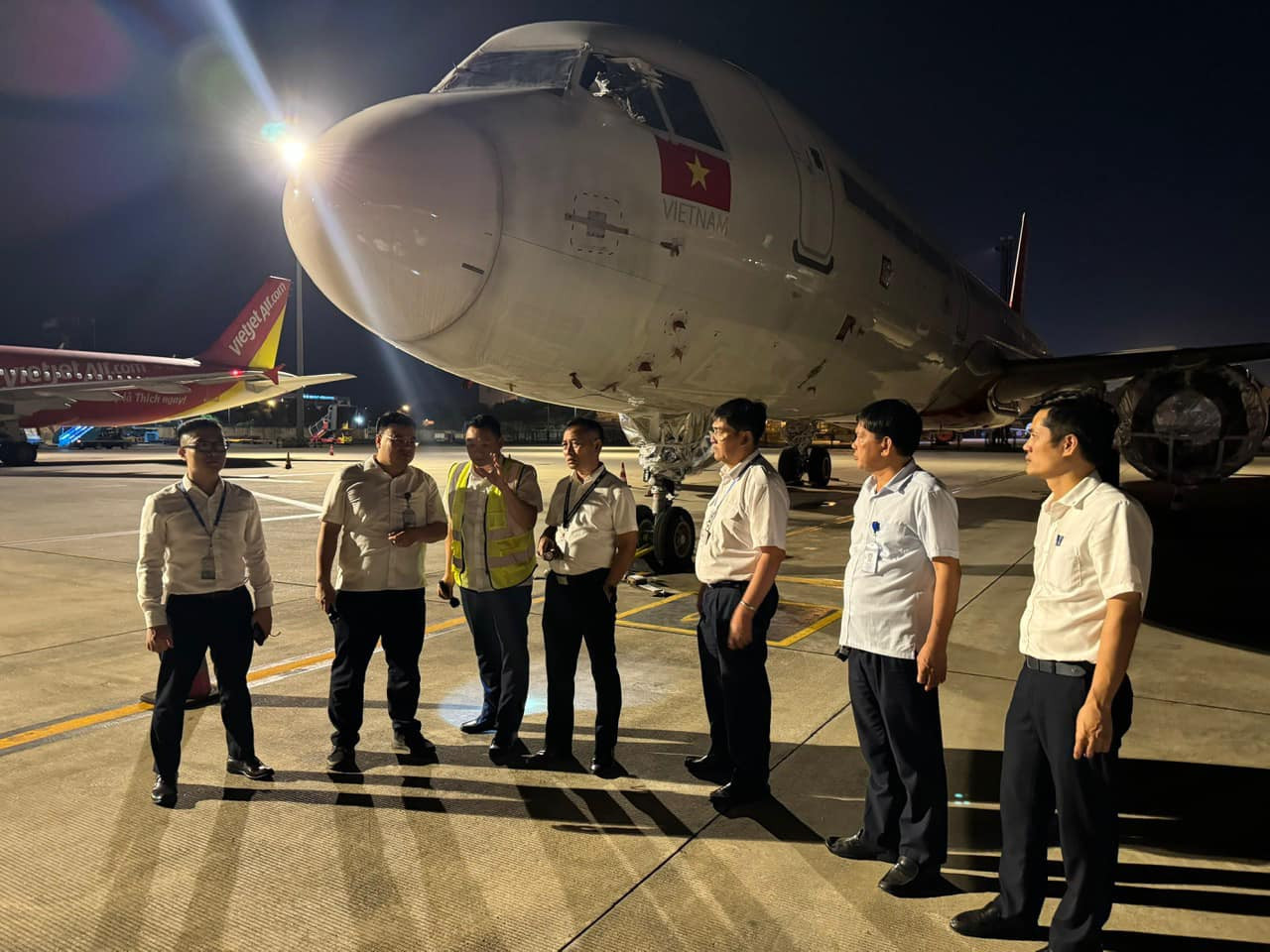 “Đến thời điểm này, về cơ bản đã hoàn thành công tác đảm bảo phòng chống bão theo phương án; 100% quân số và phương tiện cảng cùng các đơn vị tại Cảng đang ứng trực nghiêm túc, đúng quy định,” ông Tô Tử Hà cho biết. Ảnh: NIA. “Đến thời điểm này, về cơ bản đã hoàn thành công tác đảm bảo phòng chống bão theo phương án; 100% quân số và phương tiện cảng cùng các đơn vị tại Cảng đang ứng trực nghiêm túc, đúng quy định,” ông Tô Tử Hà cho biết. Ảnh: NIA.