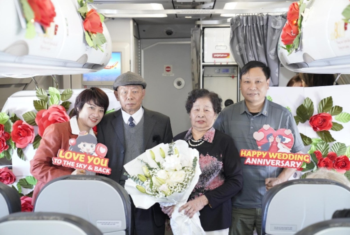 Ông Phạm Xuân Sơn và bà Ngô Thị Long cùng người thân trên chuyến bay