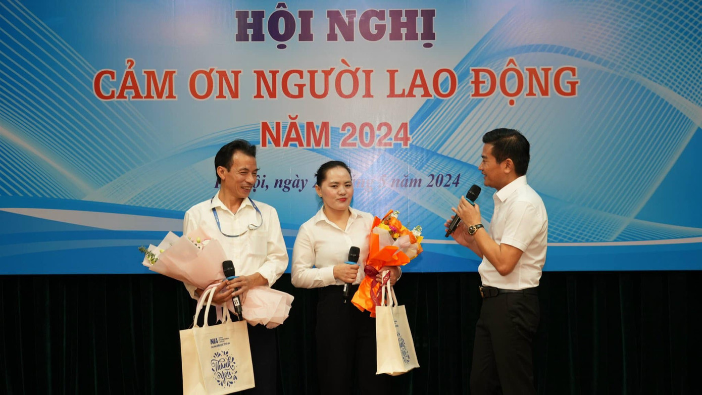 Chị Bùi Thị Huyên được vinh danh tại Hội nghị cảm ơn người lao động vì có nhiều lần hỗ trợ hành khách tìm lại tài sản giá trị lớn.