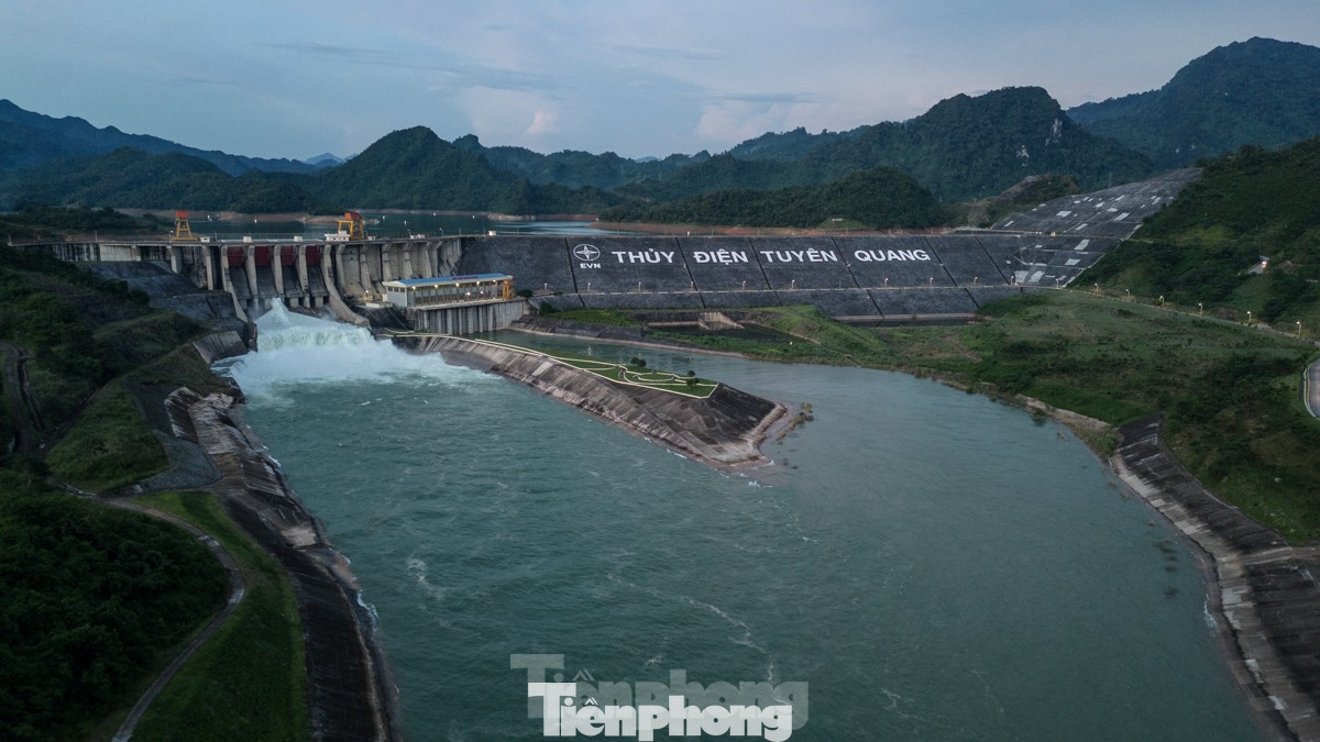 Hồ thủy điện Tuyên Quang tiếp tục đóng 1 cửa xả lũ từ 14h hôm nay.