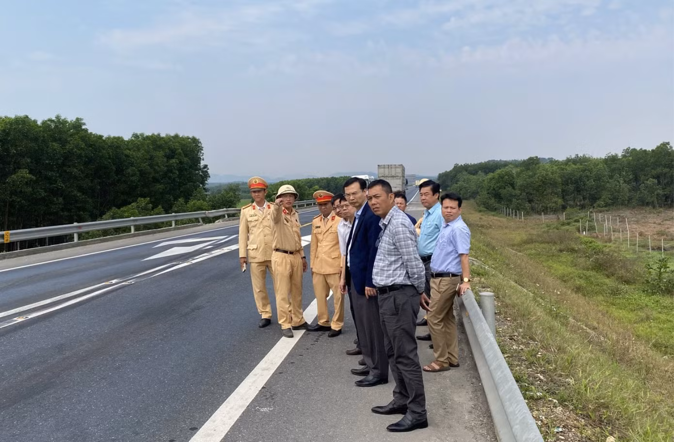 Đoàn công tác Ủy ban ATGT Quốc gia kiểm tra cao tốc Cam Lộ - La Sơn chiều 19/2 sau vụ tai nạn giao thông khiến 3 người tử vong.
