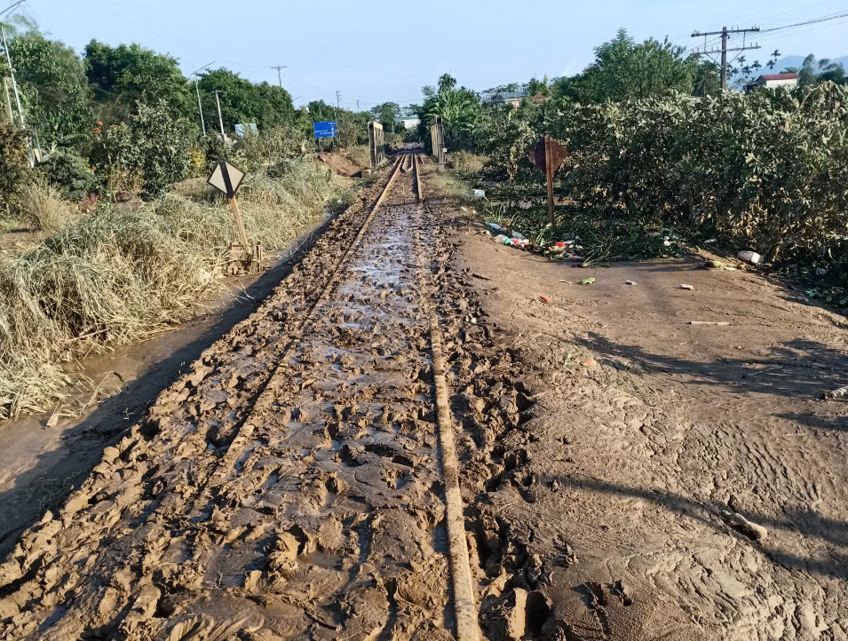 Nhiều tuyến bị đất sạt lở, lấp cả đường ray. Nhiều tuyến bị đất sạt lở, lấp cả đường ray.