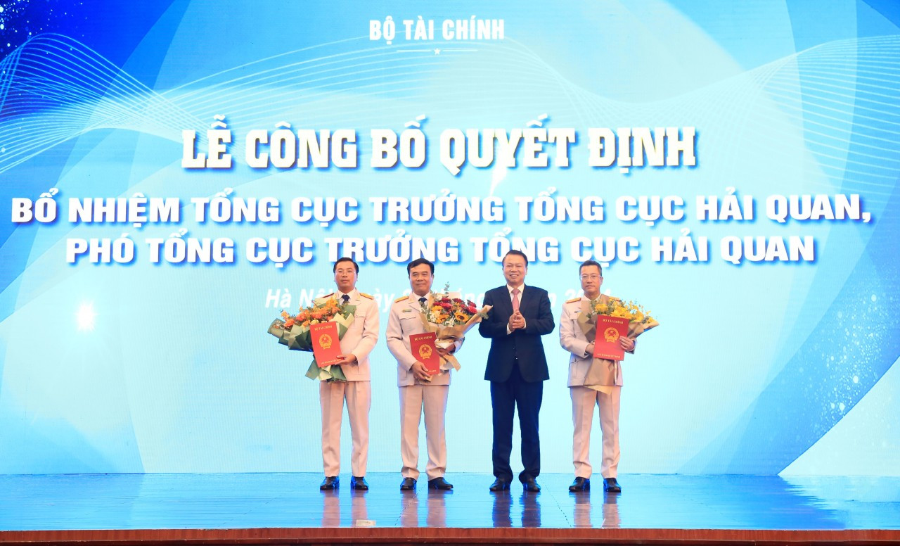 Thứ trưởng Bộ Tài chính Nguyễn Đức Chi trao quyết định cho các tân lãnh đạo Tổng cục Hải quan. Thứ trưởng Bộ Tài chính Nguyễn Đức Chi trao quyết định cho các tân lãnh đạo Tổng cục Hải quan.