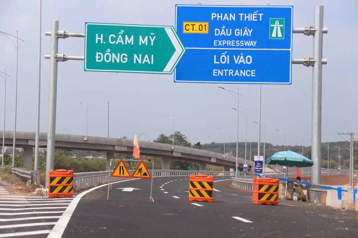 Theo VEC E, sau gần một năm khai thác, chi phí vận hành, bảo trì cao tốc Dầu Giây - Phan Thiết hết khoảng 10 tỷ đồng nhưng chưa được chủ đầu tư thanh toán. Theo VEC E, sau gần một năm khai thác, chi phí vận hành, bảo trì cao tốc Dầu Giây - Phan Thiết hết khoảng 10 tỷ đồng nhưng chưa được chủ đầu tư thanh toán.