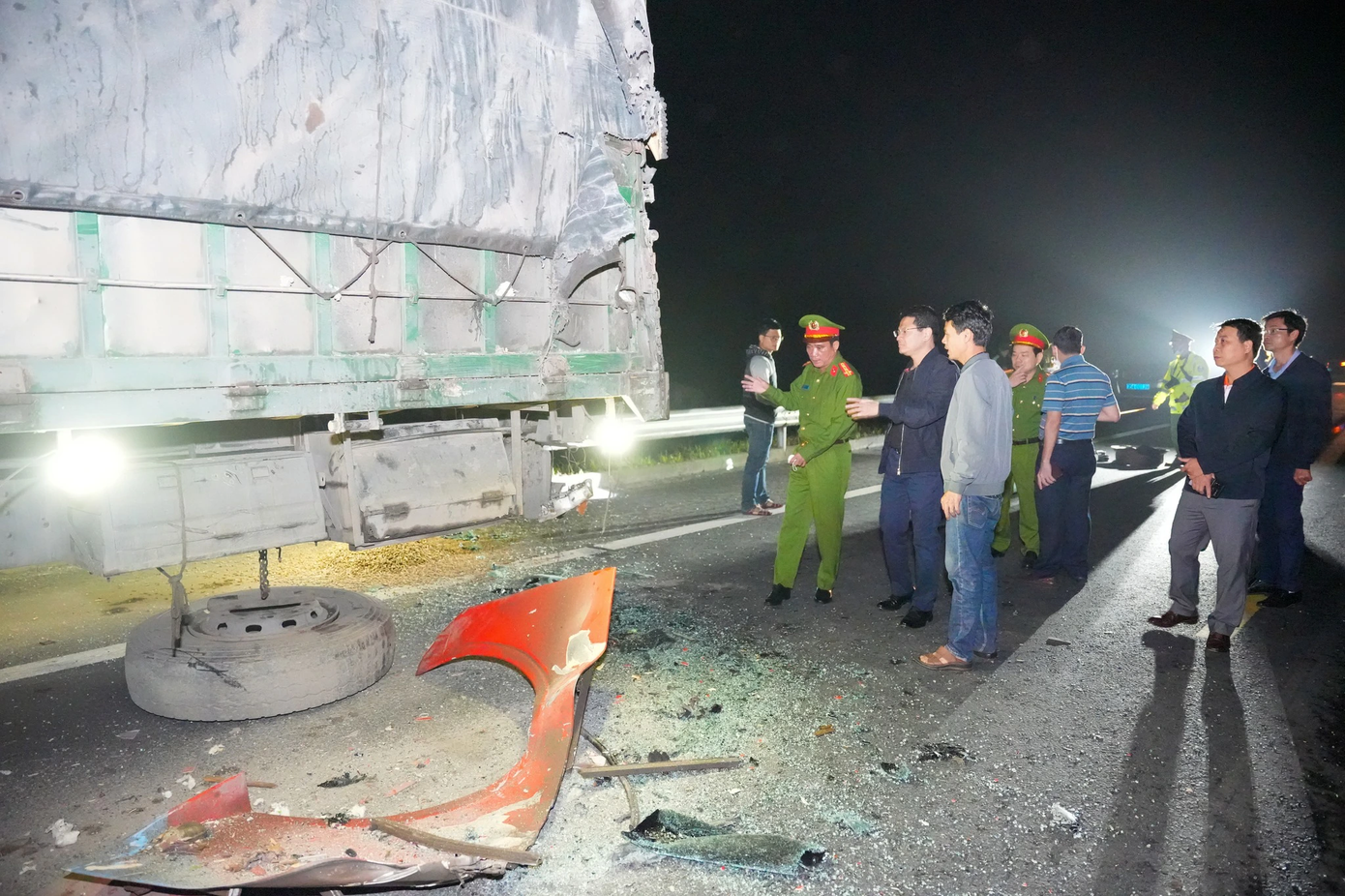 Hiện trường vụ tai nạn trên cao tốc Cam Lộ - La Sơn. Hiện trường vụ tai nạn trên cao tốc Cam Lộ - La Sơn.