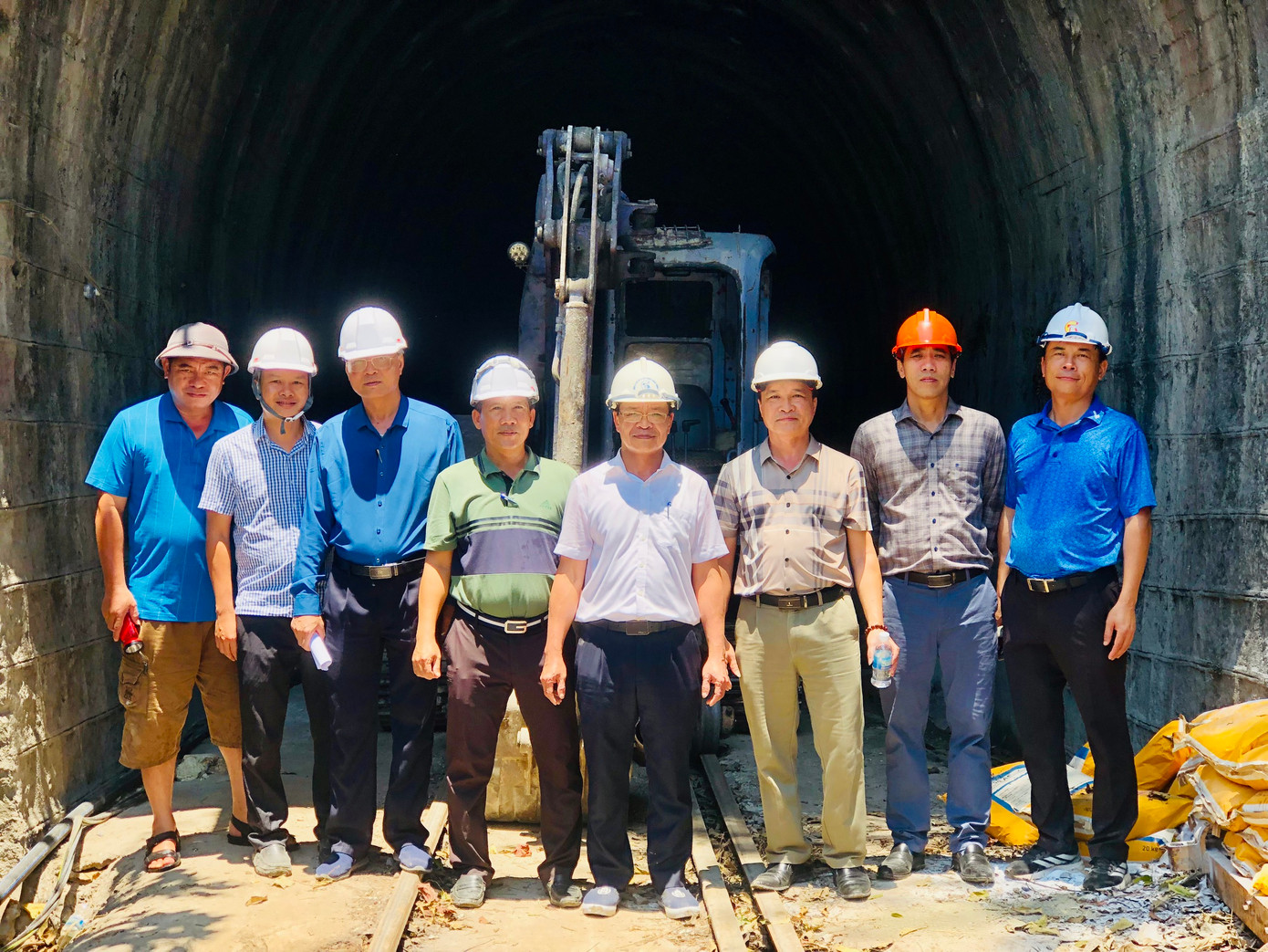 Đoàn công tác của Bộ GTVT và Tổng công ty Đường sắt Việt Nam đang có mặt tại hiện trường để chỉ đạo việc khắc phục sự cố.