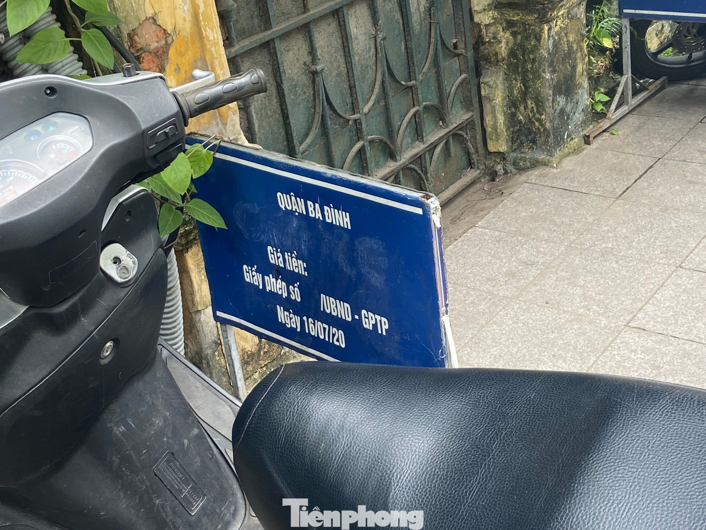 Bảng giá xe đối diện Bệnh viện Xanh Pôn (phố Chu Văn An, quận Ba Đình) bị cạo đi các thông tin về quy định giá vé gửi xe.