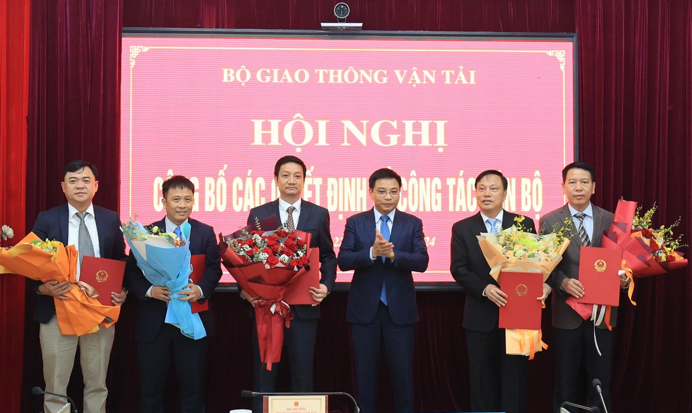 Bộ trưởng Nguyễn Văn Thắng chúc mừng các cán bộ được bổ nhiệm, điều động vị trí mới. Ảnh. Tạ Hải