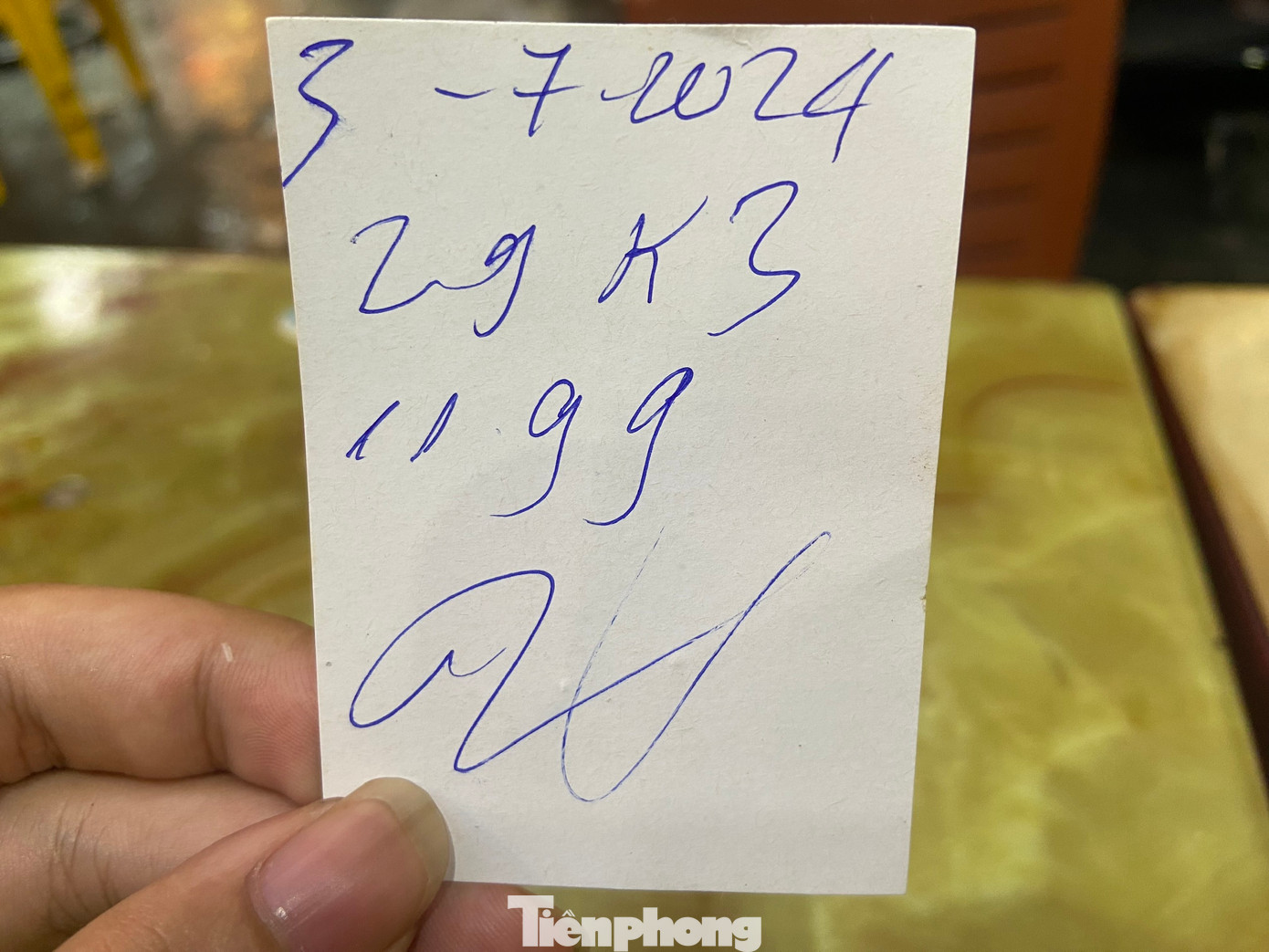 “Vé xe” của một bãi trông xe trái phép đối diện Bệnh viện Răng Hàm Mặt.