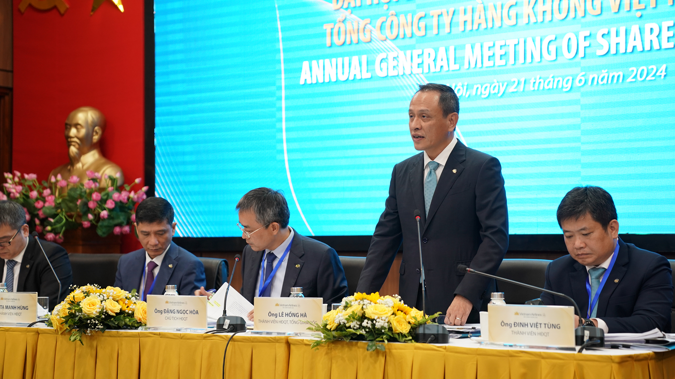 Ông Lê Hồng Hà - Tổng Giám đốc Vietnam Airlines - trả lời câu hỏi câu hỏi của cổ đông. Ông Lê Hồng Hà - Tổng Giám đốc Vietnam Airlines - trả lời câu hỏi câu hỏi của cổ đông.