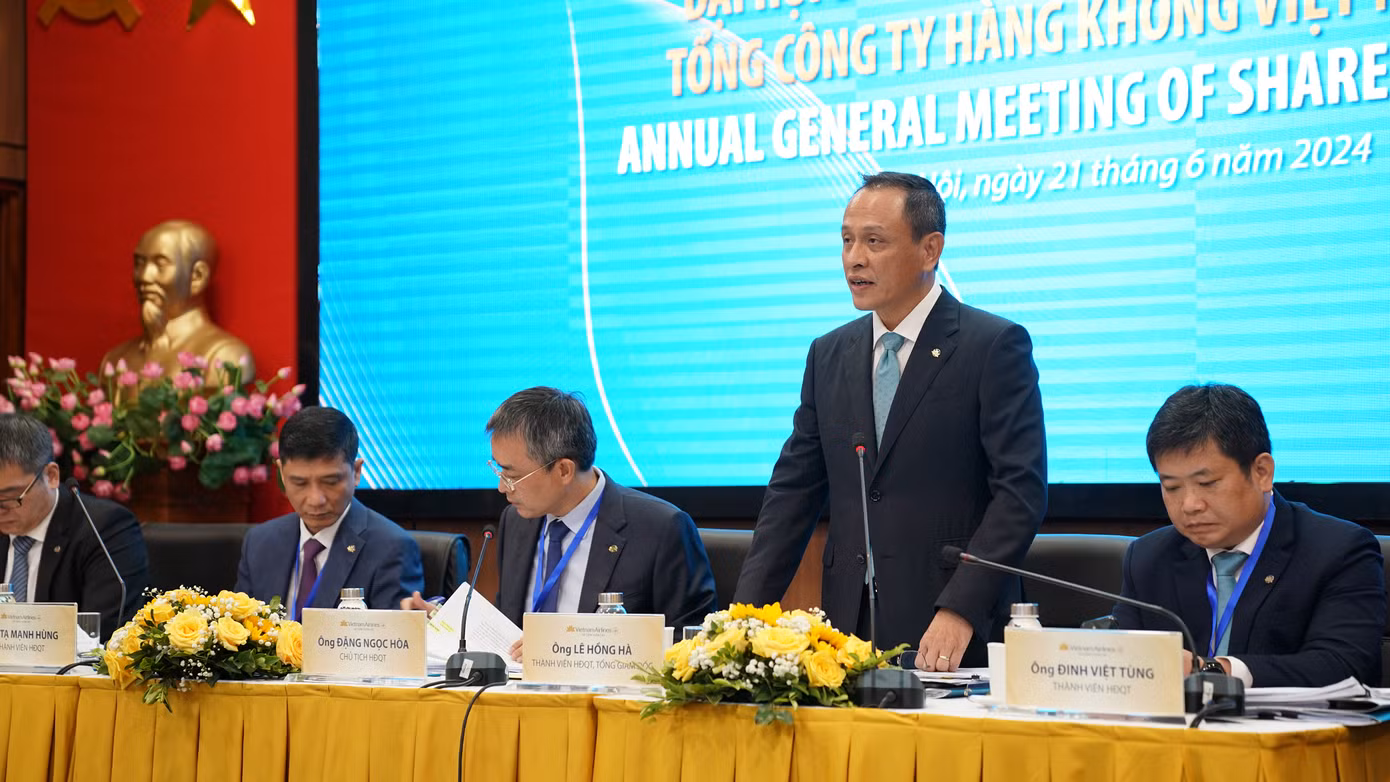 Ông Lê Hồng Hà - Tổng Giám đốc Vietnam Airlines - trả lời câu hỏi câu hỏi của cổ đông.