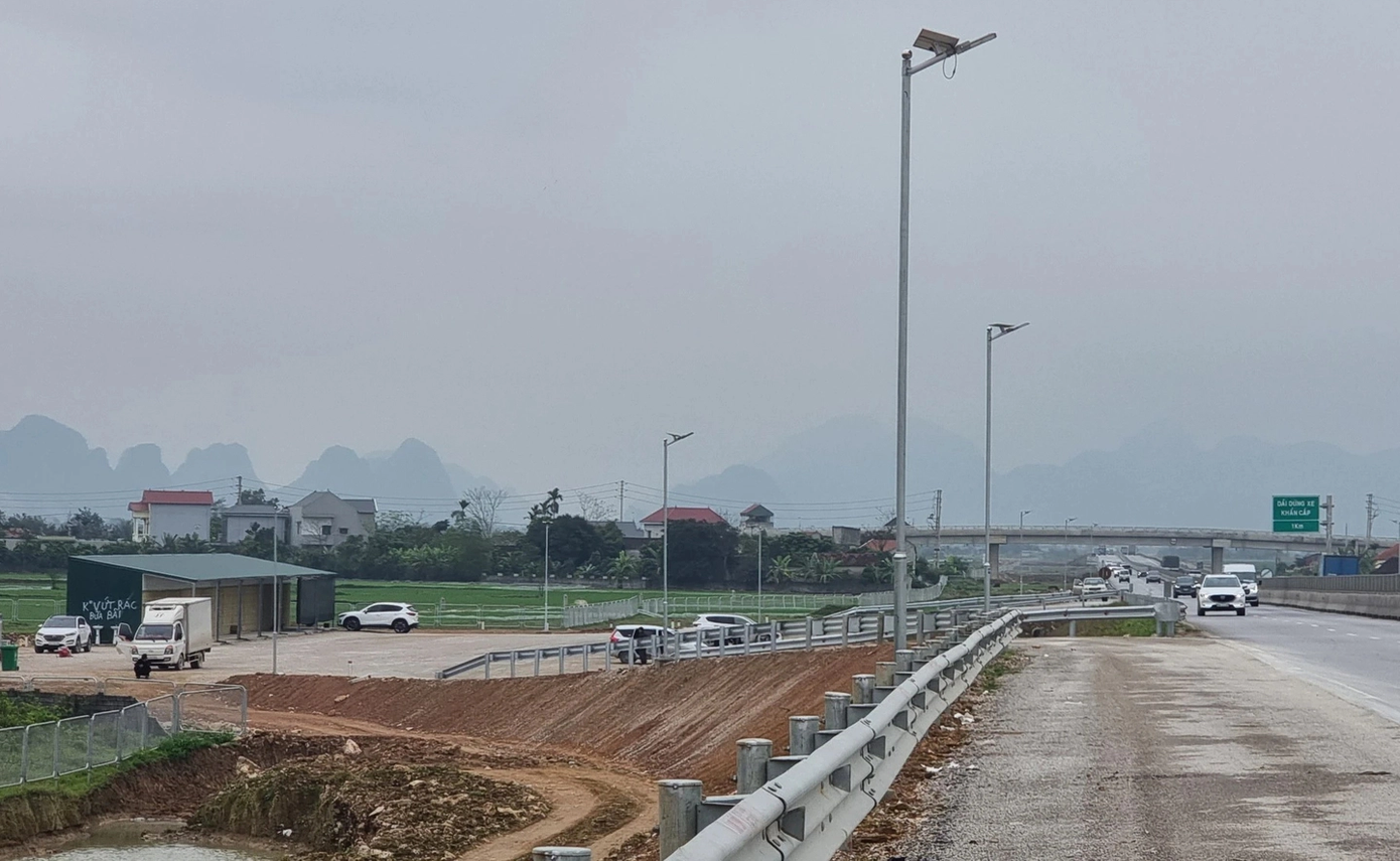 Trạm dừng nghỉ tạm đang được xây dựng trên cao tốc Mai Sơn - QL45. Trạm dừng nghỉ tạm đang được xây dựng trên cao tốc Mai Sơn - QL45.