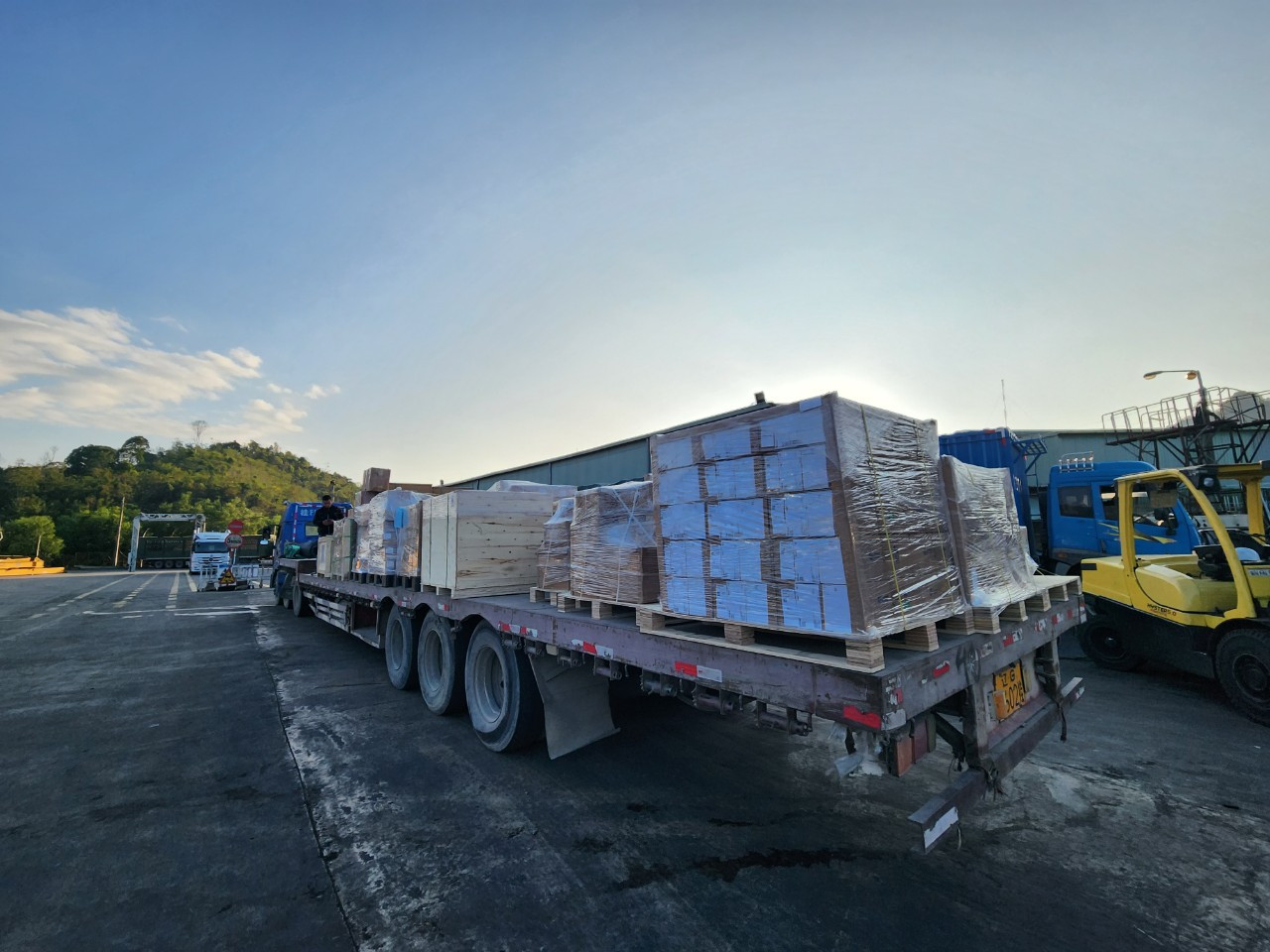 Hàng hóa xuất qua các cửa khẩu phía Bắc trong năm mới chủ yếu là nông sản. Hàng hóa xuất qua các cửa khẩu phía Bắc trong năm mới chủ yếu là nông sản.