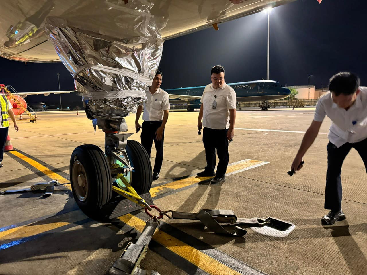 Tối 6/9, ông Tô Tử Hà - Giám đốc Cảng Hàng không quốc tế Nội Bài - kiểm tra công tác phòng chống bão YAGI. Ảnh: NIA. Tối 6/9, ông Tô Tử Hà - Giám đốc Cảng Hàng không quốc tế Nội Bài - kiểm tra công tác phòng chống bão YAGI. Ảnh: NIA.