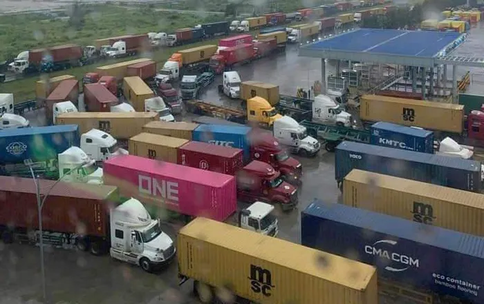 Do ảnh hưởng bão số 2, Tân Cảng Hải Phòng, cảng Nam Đình Vũ thông báo dừng tiếp nhận hàng. Ảnh: Hoàng Long.