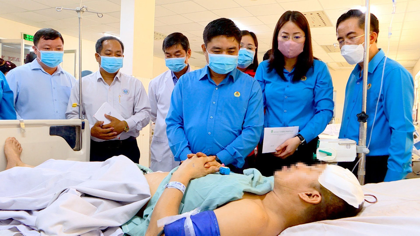 Giám đốc BHXH huyện Vĩnh Cửu (Đồng Nai) cùng Đoàn công tác tới thăm hỏi, hỗ trợ các nạn nhân trong vụ nổ lò hơi tại tỉnh Đồng Nai xảy ra ngày 1/5.