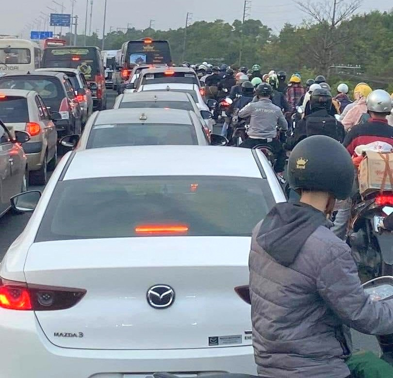 Một số đoạn nút giao xảy ra tình trạng ùn tắc.