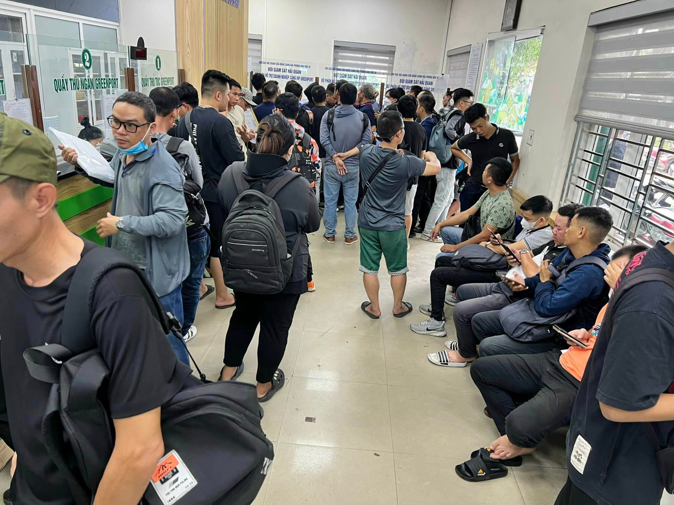 Người dân xếp hàng làm thủ tục khai báo hải quan thủ công tại một chi cục hải quan sáng 7/8. Người dân xếp hàng làm thủ tục khai báo hải quan thủ công tại một chi cục hải quan sáng 7/8.