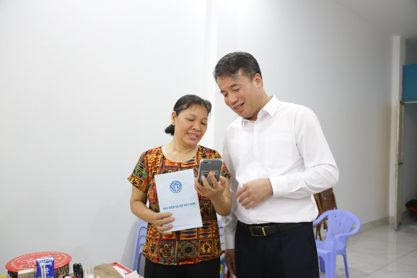 Bà Lê Thị Chí (61 tuổi, phường Kiến Hưng, quận Hà Đông, TP Hà Nội) vui mừng khi nhận lương hưu qua tài khoản ngân hàng. Bà Lê Thị Chí (61 tuổi, phường Kiến Hưng, quận Hà Đông, TP Hà Nội) vui mừng khi nhận lương hưu qua tài khoản ngân hàng.