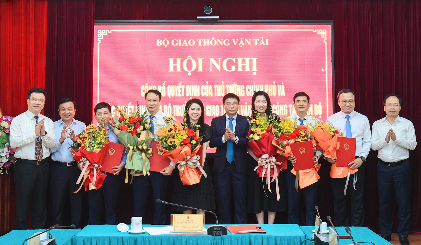 Bộ trưởng GTVT Nguyễn Văn Thắng chúc mừng các cán bộ được bổ nhiệm, điều động. Ảnh: Tạ Hải.