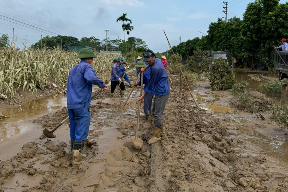 Hoạt động thu dọn, khắc phục sự cố sạt lở vùi lấp đường ray để thông tuyến Hà Nội - Lào Cai.