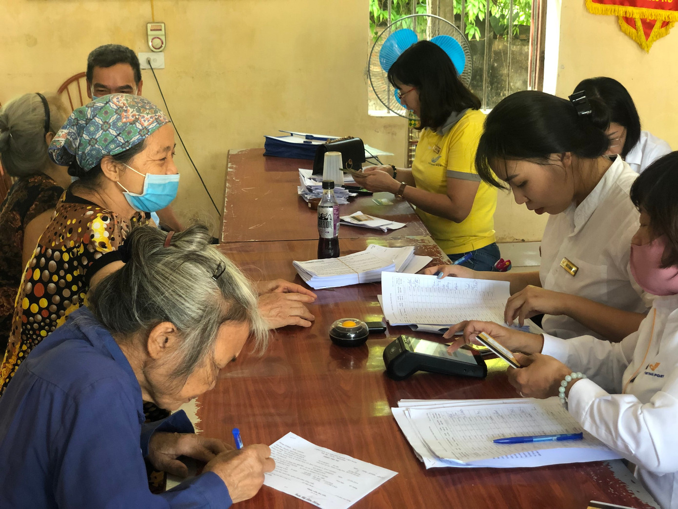 Thay vì nhận lương hưu, trợ cấp trực tiếp như thế này, người dân có thể đăng ký nhận lương hưu, trợ cấp BHXH qua tài khoản cá nhân ATM (Nhân viên Bưu điện tỉnh Bắc Giang chi trả lương hưu tại điểm chi trả) Thay vì nhận lương hưu, trợ cấp trực tiếp như thế này, người dân có thể đăng ký nhận lương hưu, trợ cấp BHXH qua tài khoản cá nhân ATM (Nhân viên Bưu điện tỉnh Bắc Giang chi trả lương hưu tại điểm chi trả)