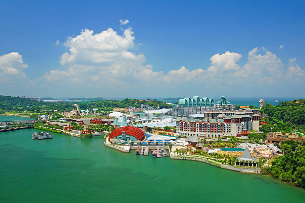 Đảo Sentosa là hòn đảo nghỉ dưỡng cao cấp tại Singapore, nằm cách các quận trung tâm thành phố Singapore chỉ 15 phút di chuyển