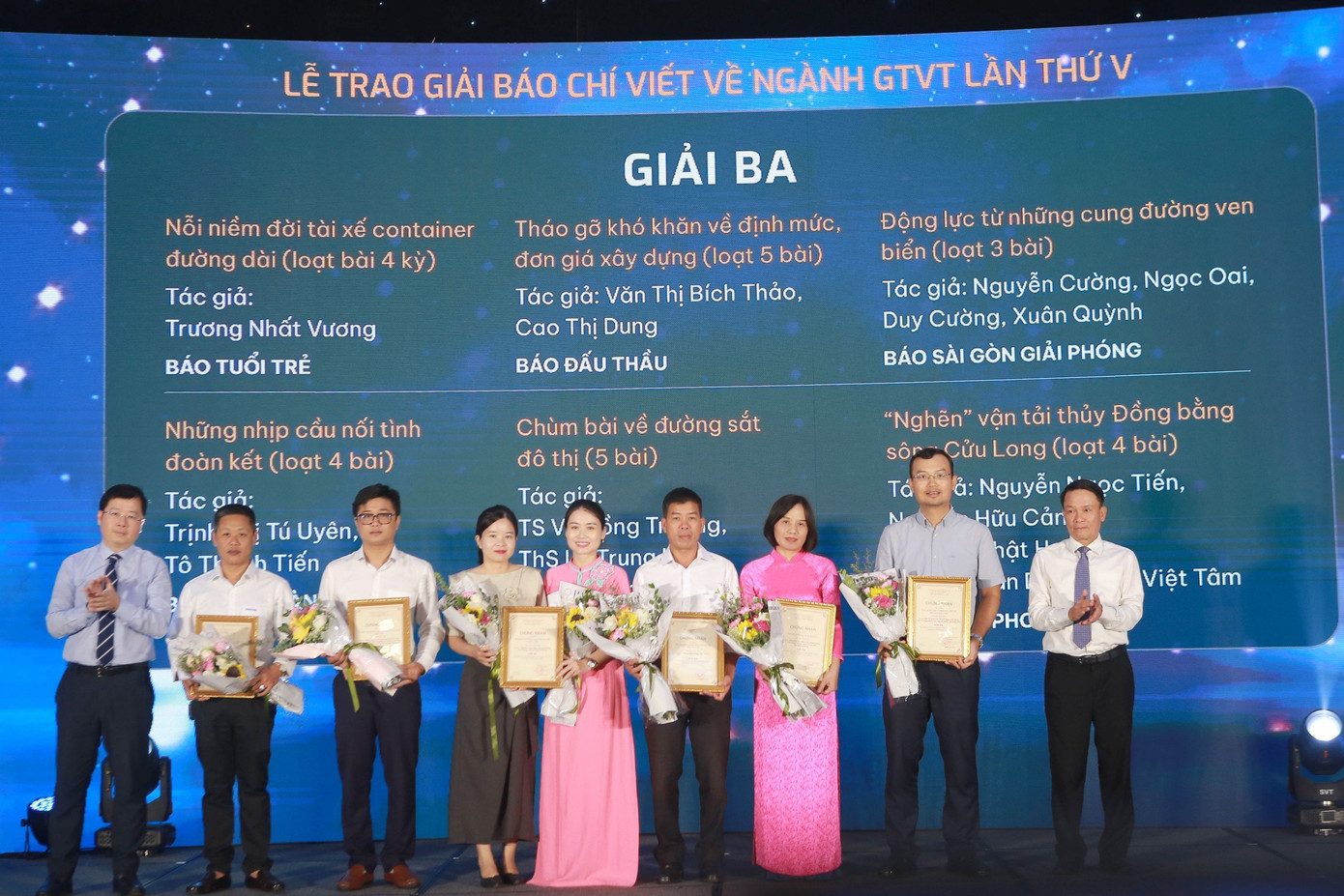 Nhà báo Nguyễn Ngọc Tiến - Trưởng ban Thời sự (thứ 2 bên phải) - đại diện nhóm tác giả báo Tiền Phong nhận giải.