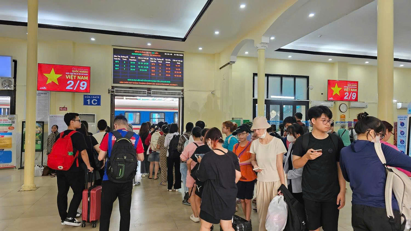 Ga Hà Nội sáng 31/8 đón hàng nghìn hành khách. Ga Hà Nội sáng 31/8 đón hàng nghìn hành khách.