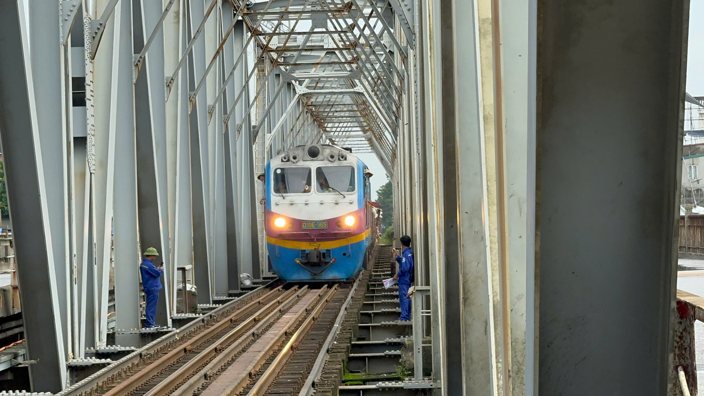 Đường sắt đang thử chạy tàu qua cầu Đuống sáng 13/9.