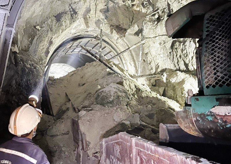 Hiện trường vụ sát lở hầm đường sắt Chí Thạnh sáng 21/5. Hiện trường vụ sát lở hầm đường sắt Chí Thạnh sáng 21/5.