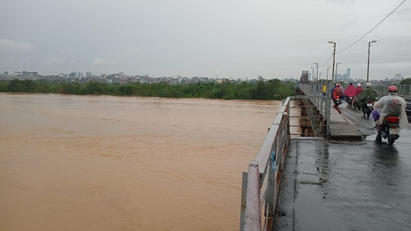 Hình ảnh nước sông Hồng liên tục lên cao ghi nhận tại khu vực cầu Long Biên sáng 10/9. Hình ảnh nước sông Hồng liên tục lên cao ghi nhận tại khu vực cầu Long Biên sáng 10/9.