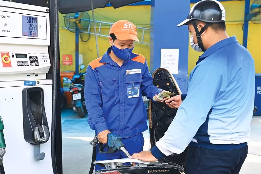 Giá xăng dầu sẽ điều chỉnh vào chiều 29/8.