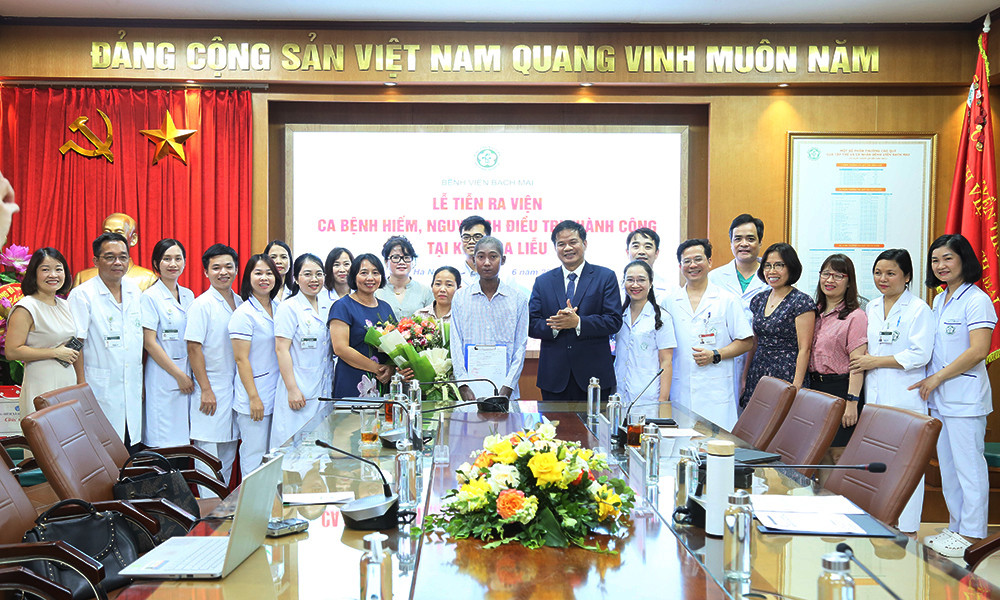 Bệnh nhân Nguyễn Quốc Trình (đứng giữa) vượt qua căn bệnh hiếm gặp nhờ hỗ trợ hiệu quả từ quỹ BHYT.