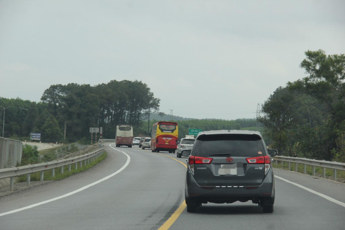 Việc thiếu camera giám sát khiến tình trạng vượt ẩu trên cao tốc Cam Lộ - La Sơn diễn ra phức tạp Việc thiếu camera giám sát khiến tình trạng vượt ẩu trên cao tốc Cam Lộ - La Sơn diễn ra phức tạp