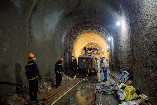 Công nhân làm việc với các thiết bị máy móc hiện đại để khắc phục sự cố sụt lở hầm. Công nhân làm việc với các thiết bị máy móc hiện đại để khắc phục sự cố sụt lở hầm.