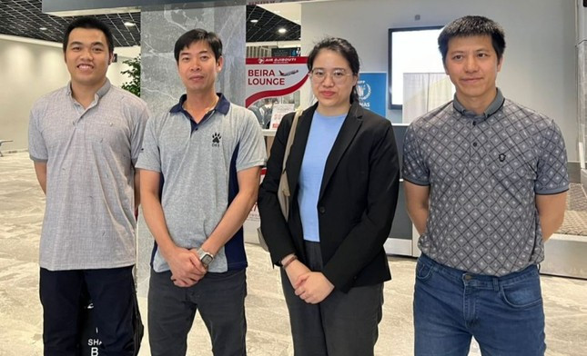 Cán bộ lãnh sự Đại sứ quán Việt Nam tại Ai Cập (ở giữa) và các thuyền viên Việt Nam có mặt trên tàu True Confidence