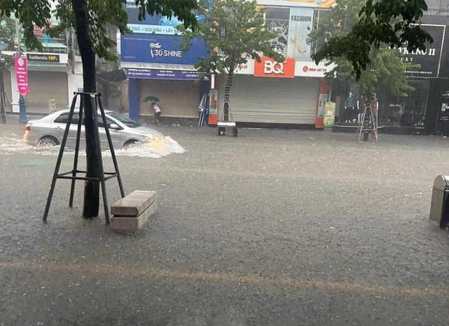 Mưa lớn khiến nhiều tuyến đường ở TP Vinh bị ngập sâu. Mưa lớn khiến nhiều tuyến đường ở TP Vinh bị ngập sâu.