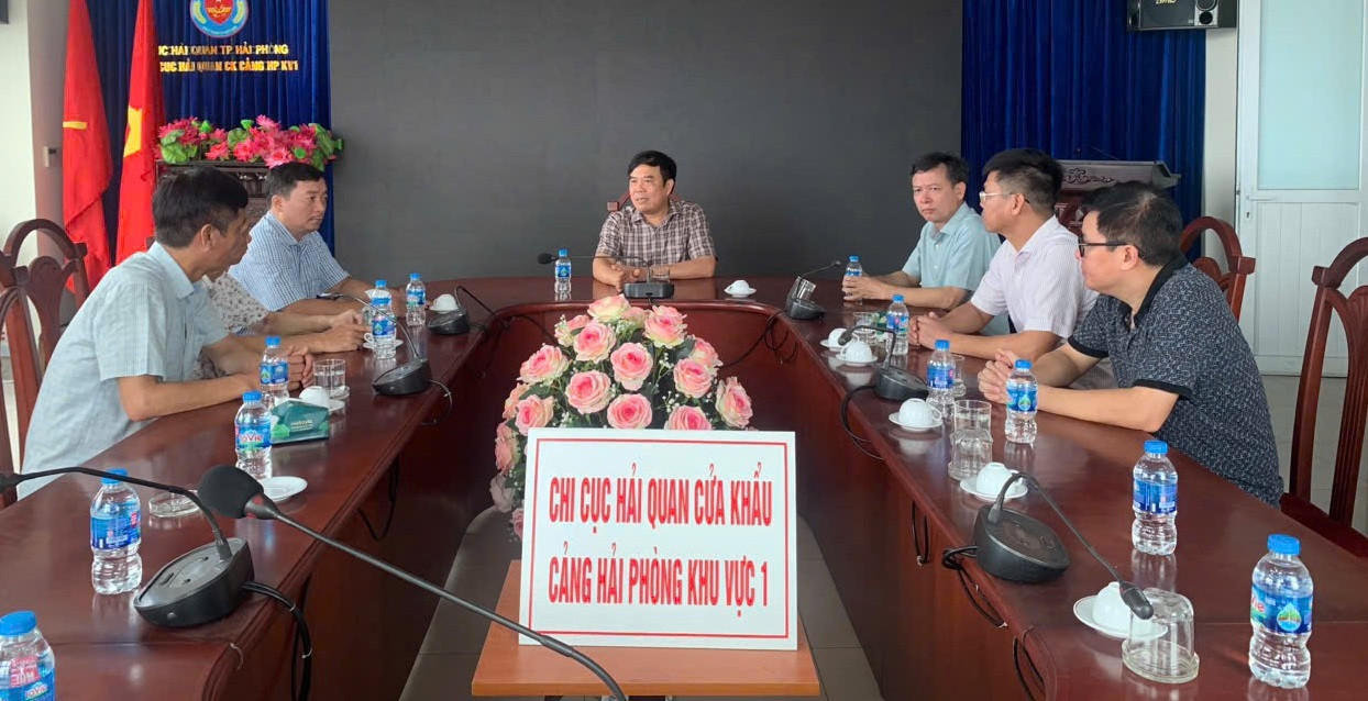 Tổng Cục trưởng Tổng cục Hải quan Nguyễn Văn Thọ yêu cầu các đơn vị hải quan đảm bảo điều kiện thông quan thông suốt.