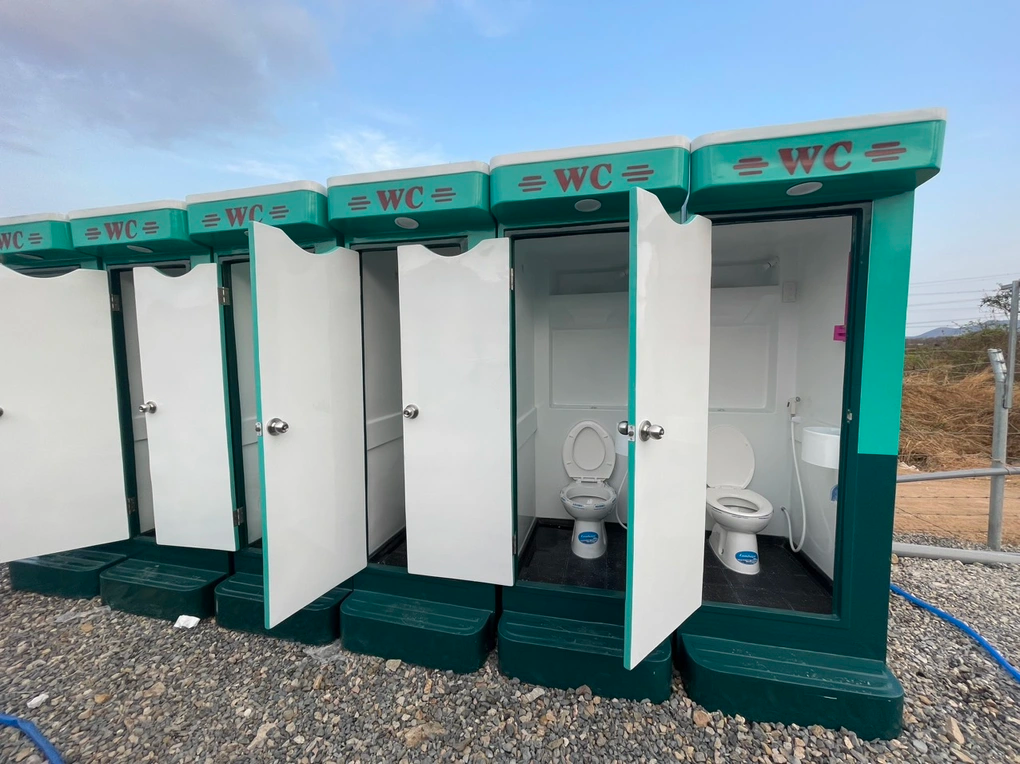 Nhà vệ sinh tại trạm dừng nghỉ tạm trên cao tốc Vĩnh Hảo - Phan Thiết.