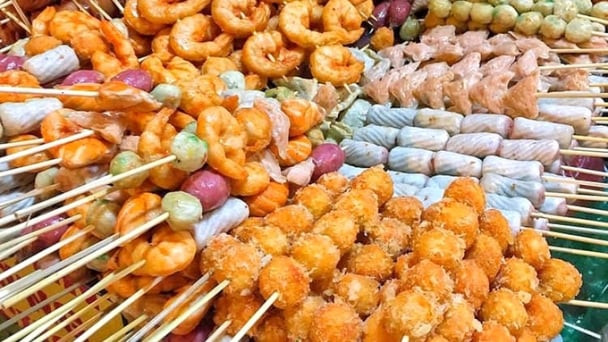 Nhiều sản phẩm xiên que có trộn lẫn hải sản có nguồn gốc trong nước và nhập khẩu sẽ lúng túng khi thực hiện yêu cầu. Nhiều sản phẩm xiên que có trộn lẫn hải sản có nguồn gốc trong nước và nhập khẩu sẽ lúng túng khi thực hiện yêu cầu.