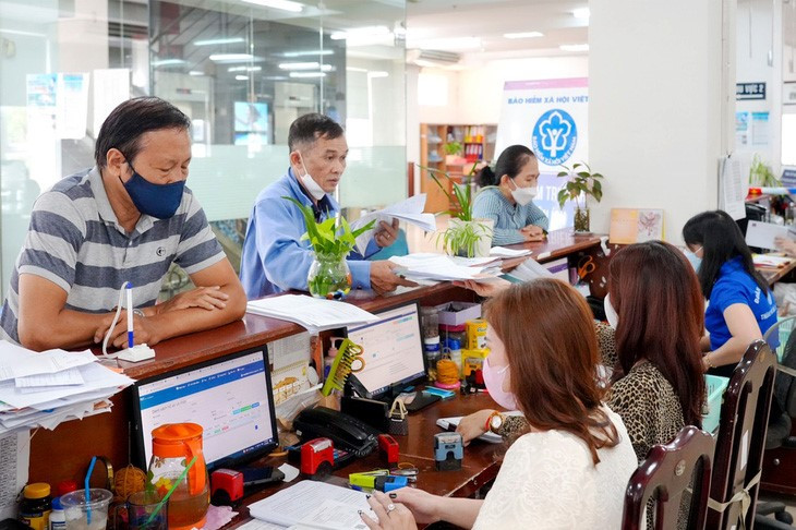 BHXH Việt Nam cho biết đến hôm nay toàn ngành đã chi trả trên 98% tổng số gần 1,3 triệu người hưởng qua tài khoản ATM. BHXH Việt Nam cho biết đến hôm nay toàn ngành đã chi trả trên 98% tổng số gần 1,3 triệu người hưởng qua tài khoản ATM.