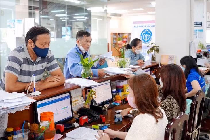 BHXH Việt Nam cho biết đến hôm nay toàn ngành đã chi trả trên 98% tổng số gần 1,3 triệu người hưởng qua tài khoản ATM. BHXH Việt Nam cho biết đến hôm nay toàn ngành đã chi trả trên 98% tổng số gần 1,3 triệu người hưởng qua tài khoản ATM.